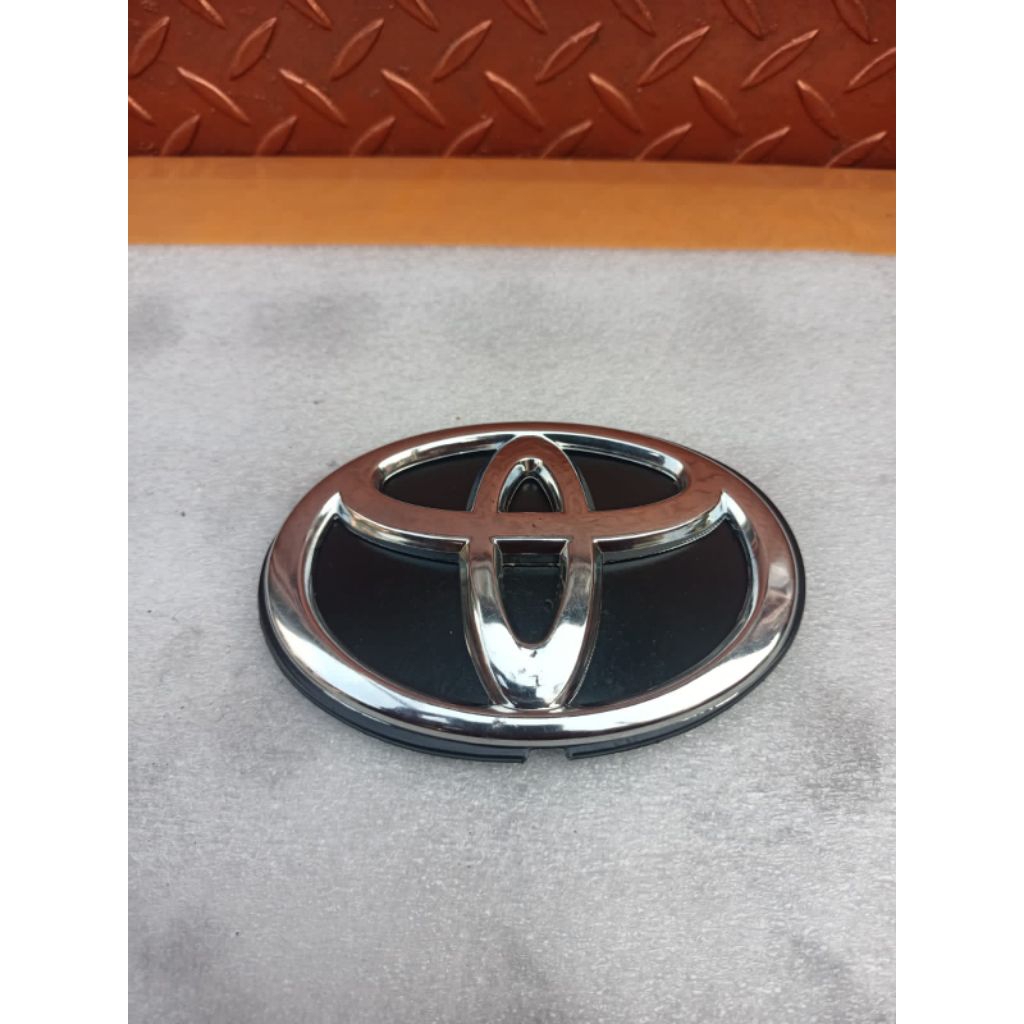 emblem Toyota logo Toyota ban serap mobil Rush