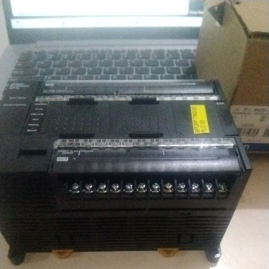 Omron PLC CP1L-M40DR-A / PLC OMRON CP1L-M40DR-A