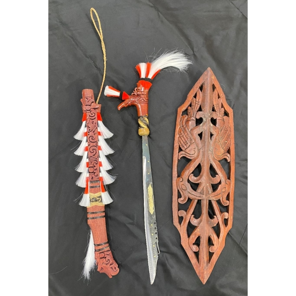 HIASAN SET MANDAU DAN PERISAI DAYAK IBAN - SET MANDAU TAMENG DAYAK - AKSESORIES MANDAU DAYAK