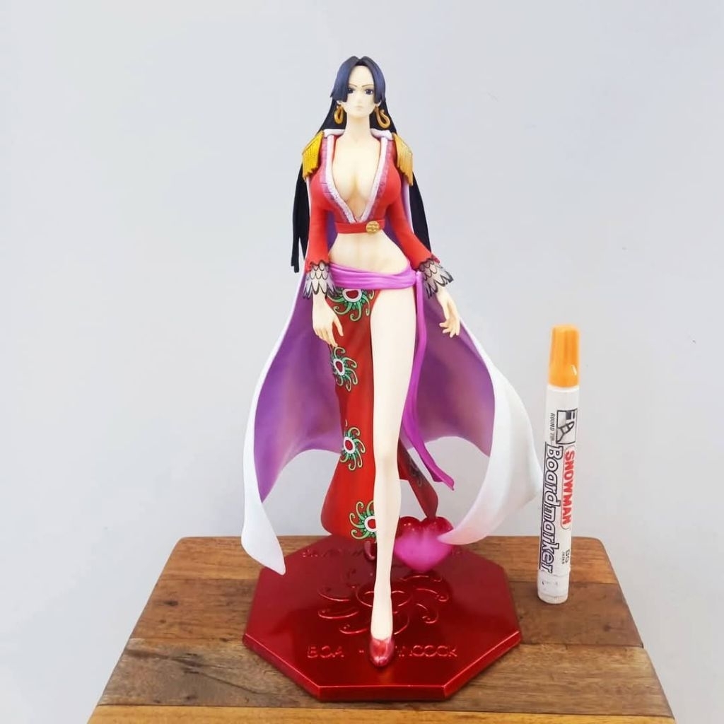 mainan action figure pop dx boa hancock One pieceTinggi sekitar 10 inch Statue recast Detail bagus 
