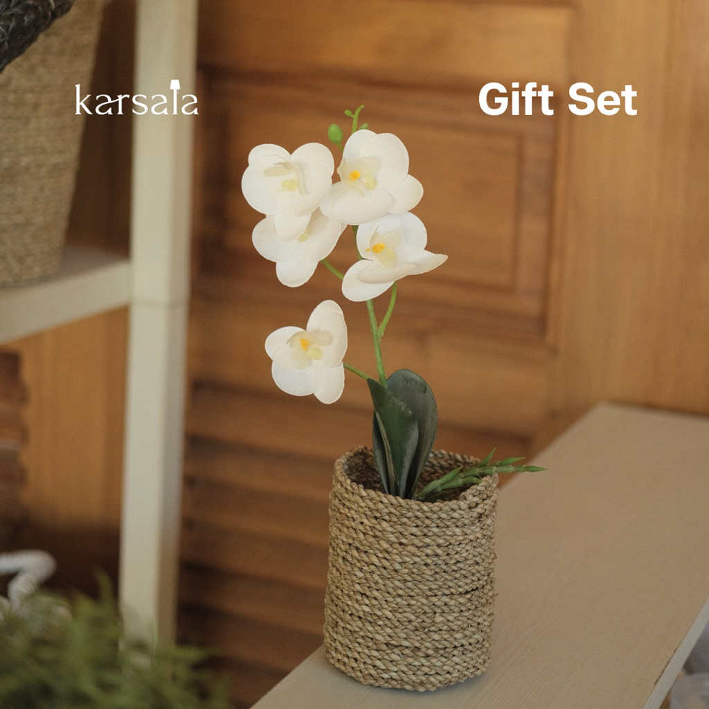

Artificial Flower - Gift Set | Hampers Minimalis | Kado Birthday Wedding Graduation Guru | Souvenir Scented Candle Reed Diffuser Coaster Tatakan Alat Makan Kayu Jati | Hadiah Ulang Tahun Pernikahan