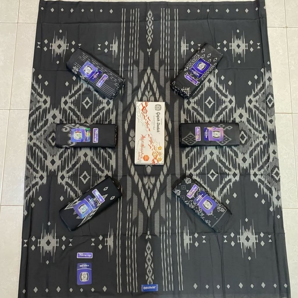 Sarung (gajah duduk) asia kembang black series