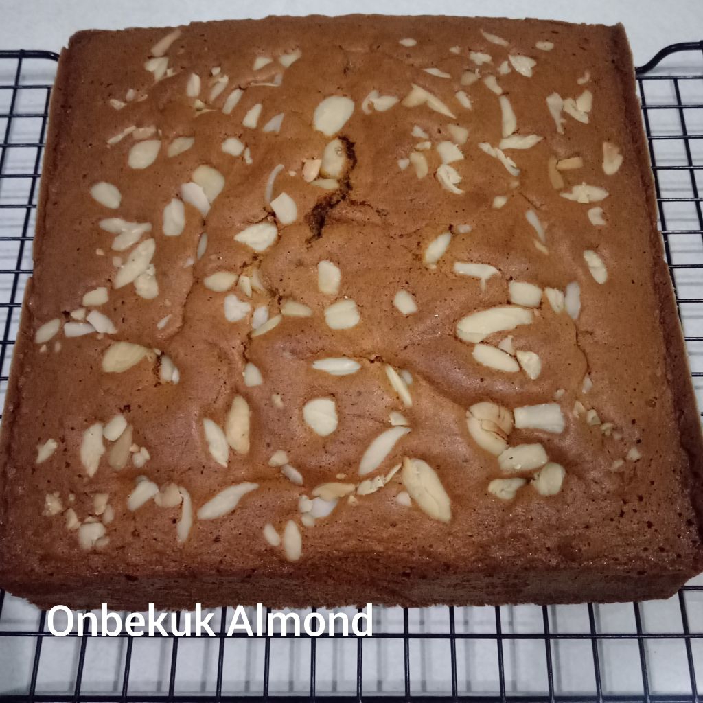 

Bolu Rempah Klasik Onbekuk Almond Kenari