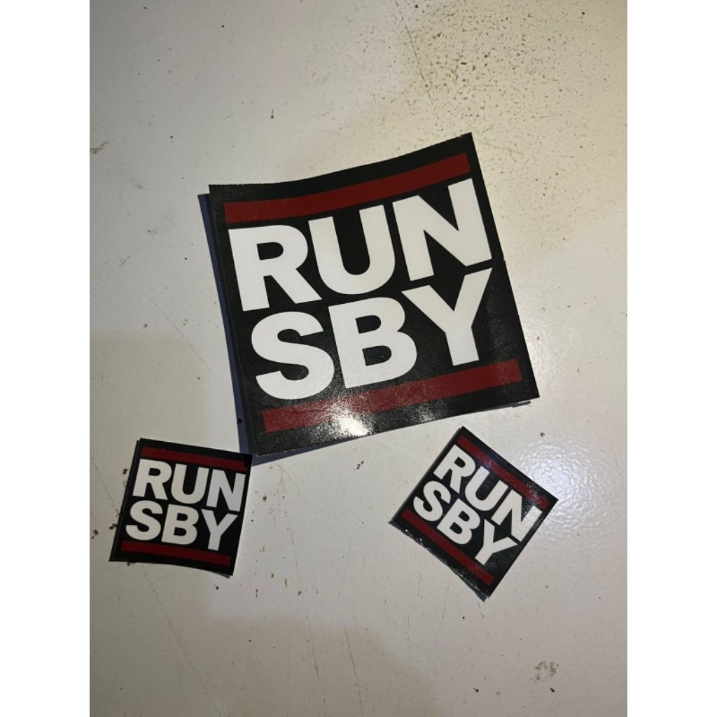 

Stiker RUN BDG dan RUN SBY Ukuran Besar ( beli 2 pcs keatas bonus 2pcs yang ukuran kecil)