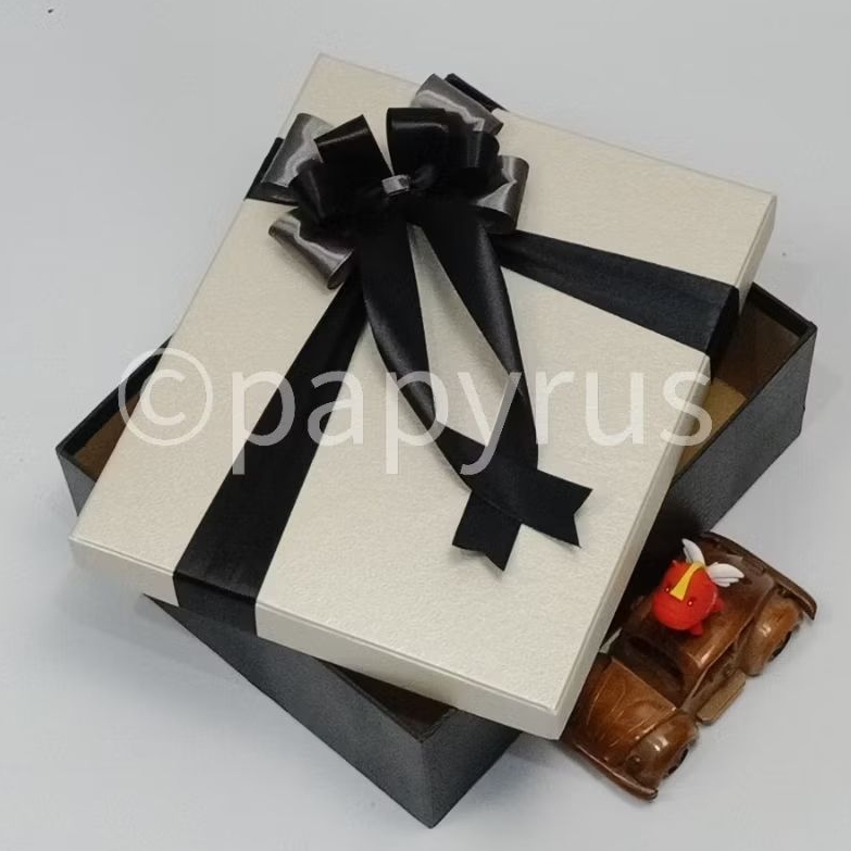 

PAPYRUS Kombinasi 22,5x27,5 Tinggi 10cm Kotak Kado Gift Box V3