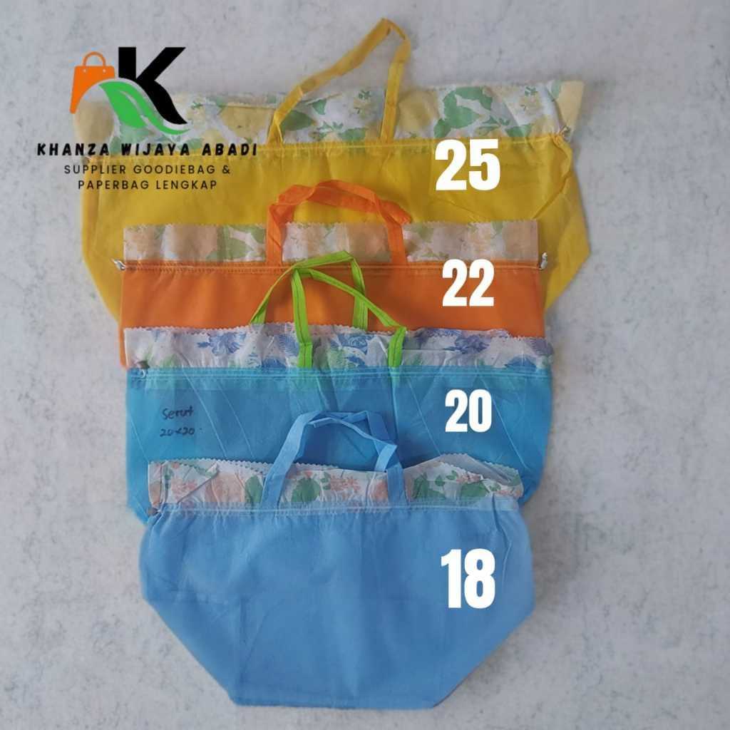 

Spunbond / Tas Serut Ukuran 20x20 / Tas Besek Tas Hajatan Tas Kotak Nasi Serut / Harga Lusinan