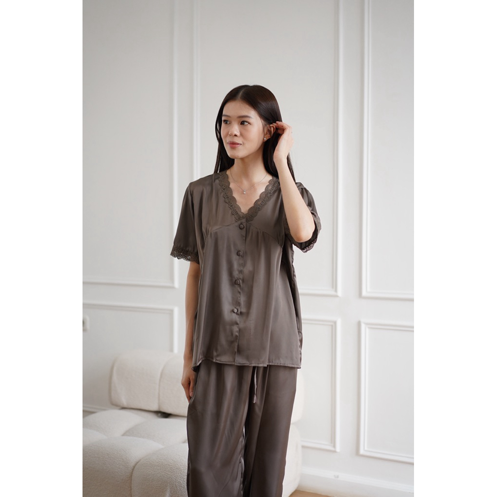 piyama lengan pendek kerah V