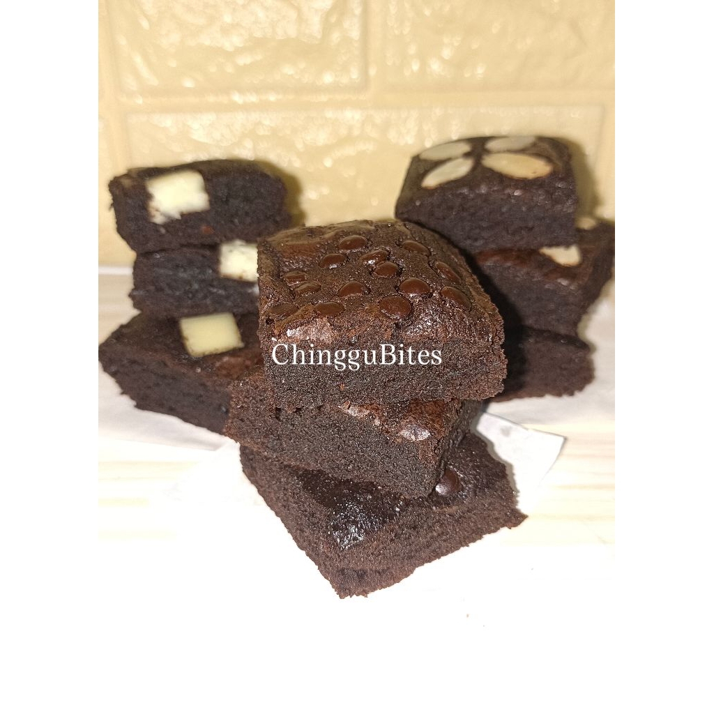 

FUDGY BROWNIES 20×10
