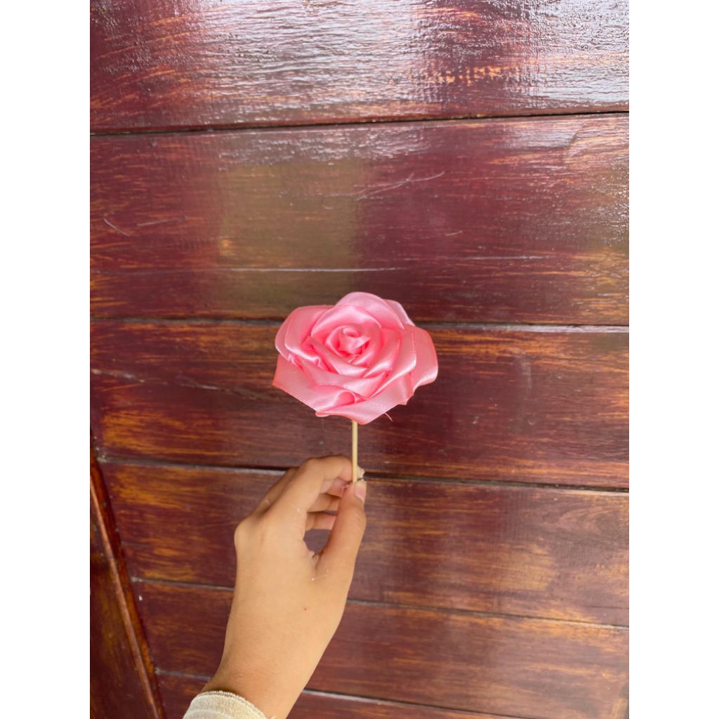 

mawar pita satin + tangkai non glitter harga per tangkai sudah pakai tusuk sate pita 4cm