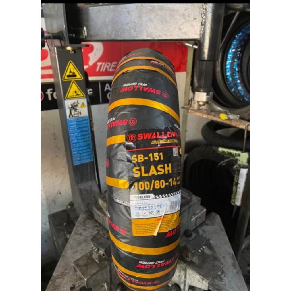 BAN SWALLOW SLASH 100/80-14 TUBLES/BAN DEPAN NEW VARIO160/BAN DEPAN SOFT COMPOND PCX150/BAN DEPAN PC