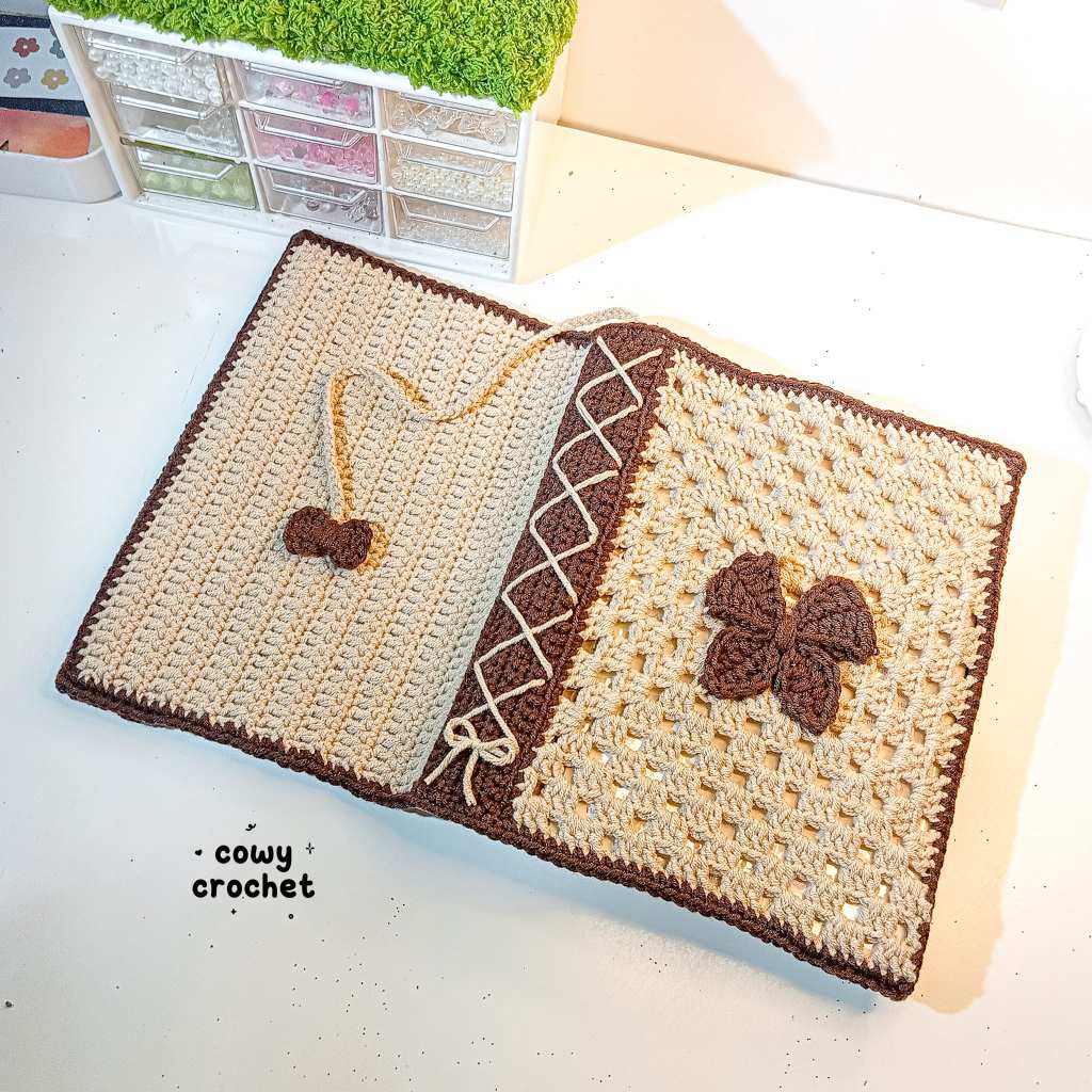 

COWY CROCHET - Sampul Buku Rajut Pita, Bow, Ribbon, Viral Tiktok Granny Square / Binder / Binder Cover / Book Sleeve / Buku / Cover Book Crochet / Novel / Aesthetic minimalis Lucu / sampul al quran, kitab, Alkitab, Al-Qur'an, Kindle