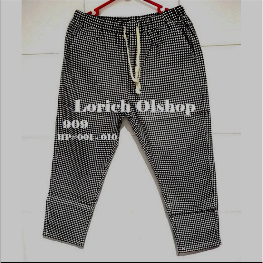 Celana Chinos Wanita Motif Kotak Hitam Putih