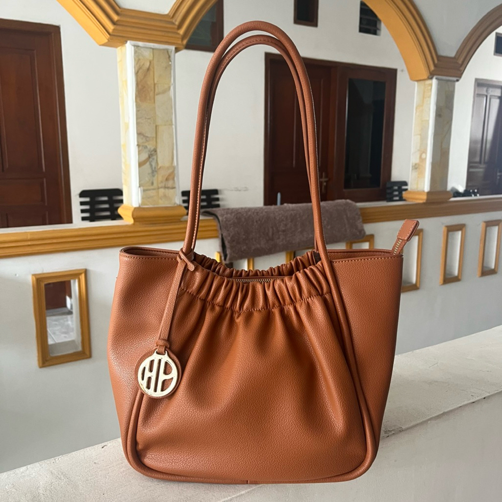 [Preloved] Hush Puppies Yoke Tote M Camel