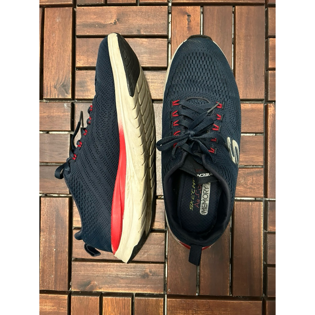 Sepatu Skechers pria warna biru dongker size 42.5