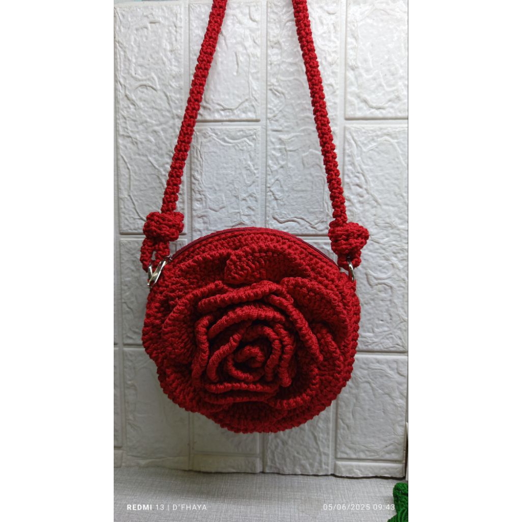 Tas Rajut Bunga Mawar Merah