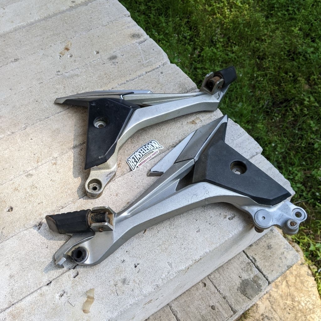 FOOTSTEP BELAKANG SUPRA X 125 FI INJEKSI ORIGINAL COPOTAN