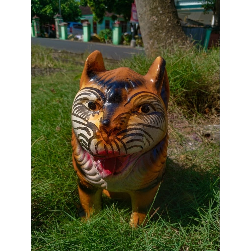 celengan macan dari tanah liat ukuran besar