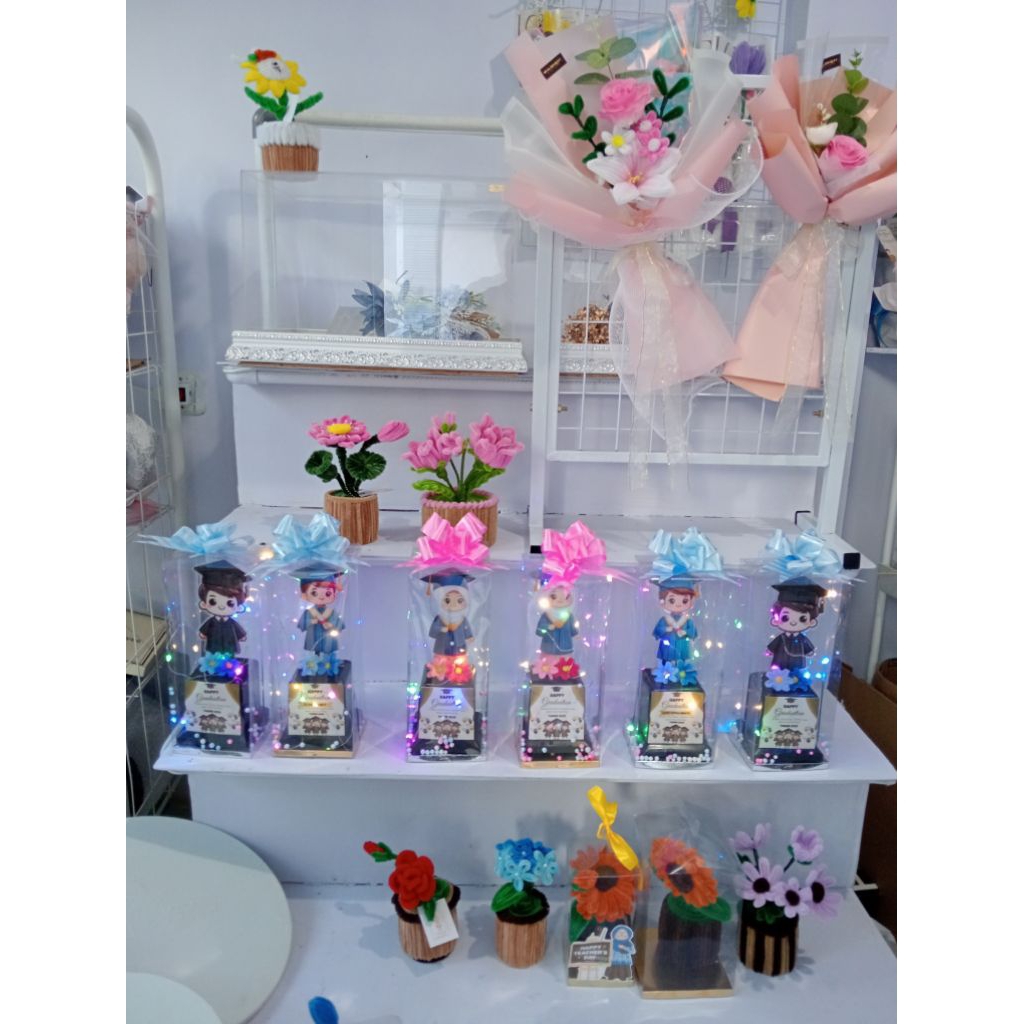 PIALA_AKRILIK_LAMPU_LED_COCOK_UNTUK_WISUDA_ANAK