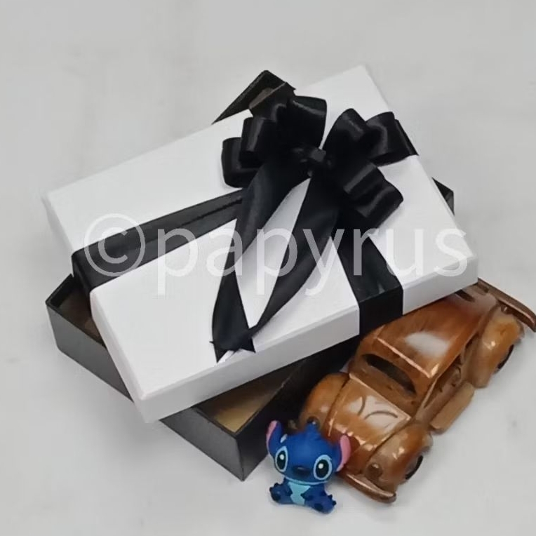 

PAPYRUS Kombinasi 12,5x17,5 Tinggi 5cm Kotak Kado Gift Box Hadiah V2