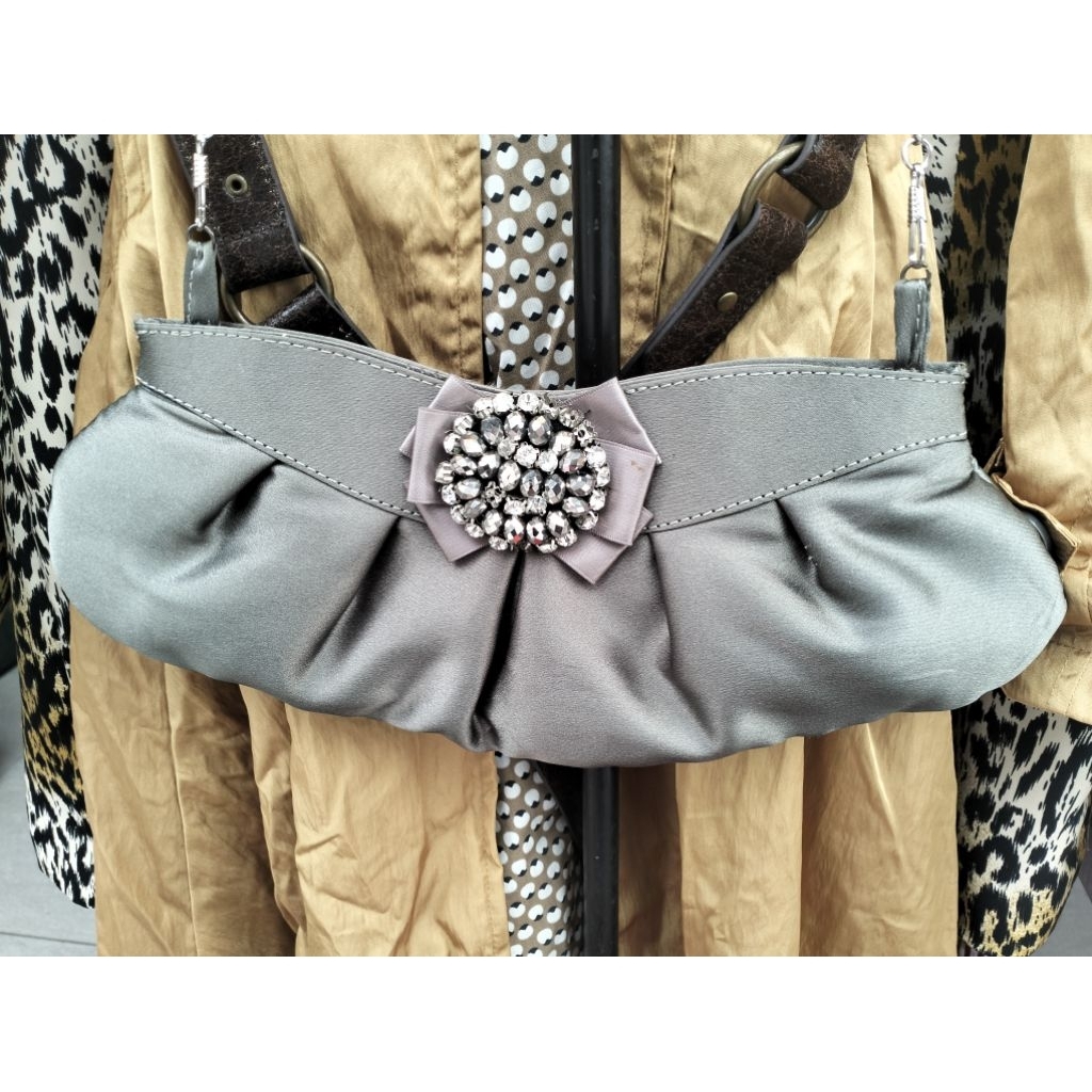 tas pesta clutch abu abu symbolize