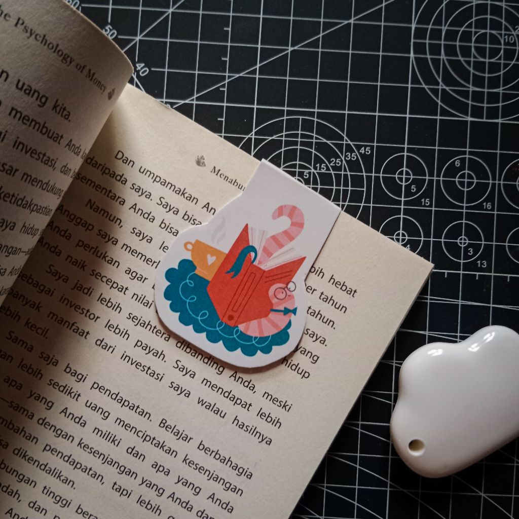 

Magnetic bookmark Cuty Worm/Pembatas buku magnet handmade