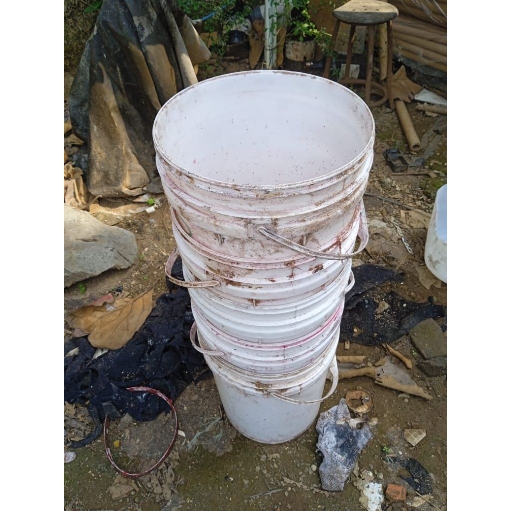 EMBER BEKAS CAT 25KG /20 L Tidak Pecah/Bolong Layak pakai Bisa buat Tong sampah Dan Lain Lain