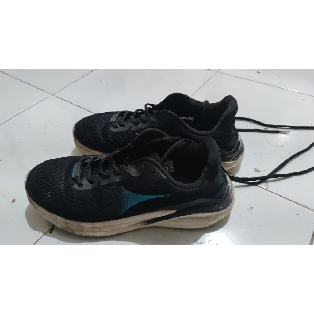 Sepatu diadora hitam biru