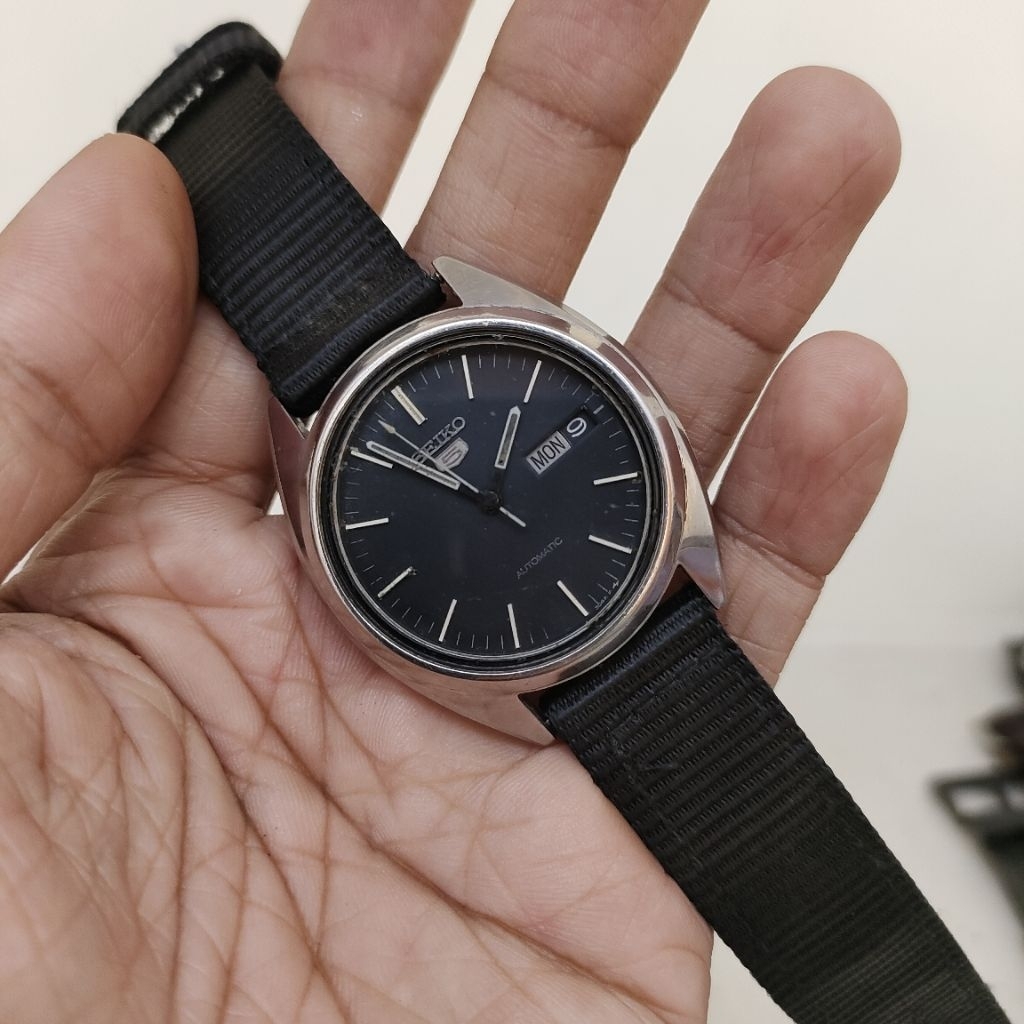 Seiko 5 Otomatis cal. 7009 black dial