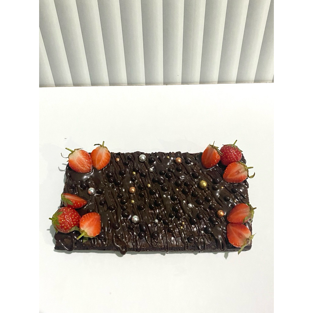 

Fudgy Brownie box uk 10x20cm (bisa custom topping dan tulisan)