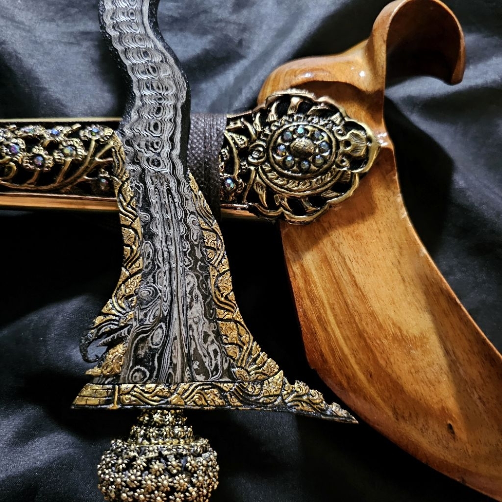 Keris Sabuk Intan Luk 11 Kinatah Sepuh Emas Pamor Wiji Timun