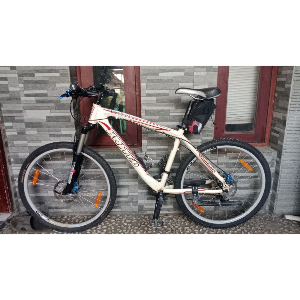 United Dominate x country 26