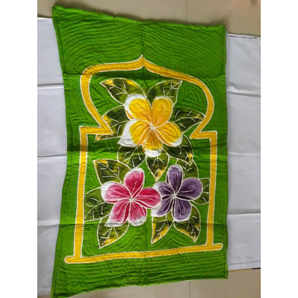 sajadah Batik lukis Bali motif bunga kamboja