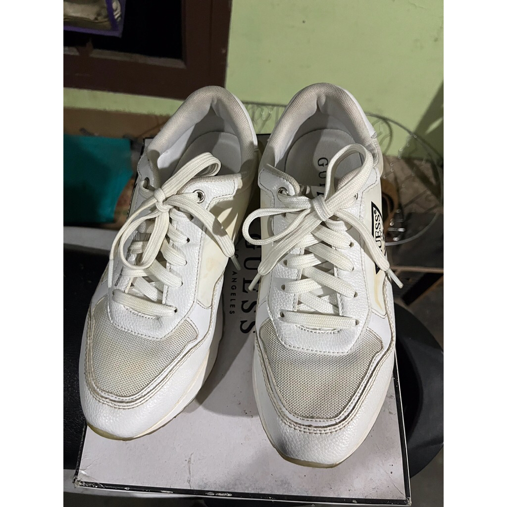 sepatu preloved putih guess melany white