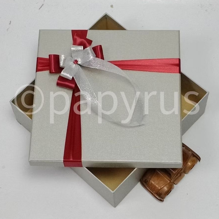 

PAPYRUS 30x30 Tinggi 5cm Kotak Kado Gift Box Hadiah V3