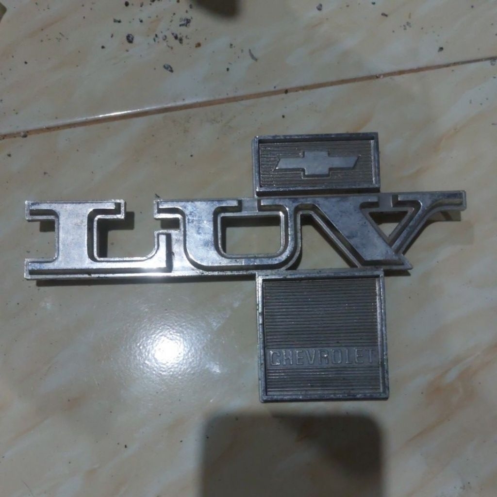 emblem logo chevrolet luv original baru