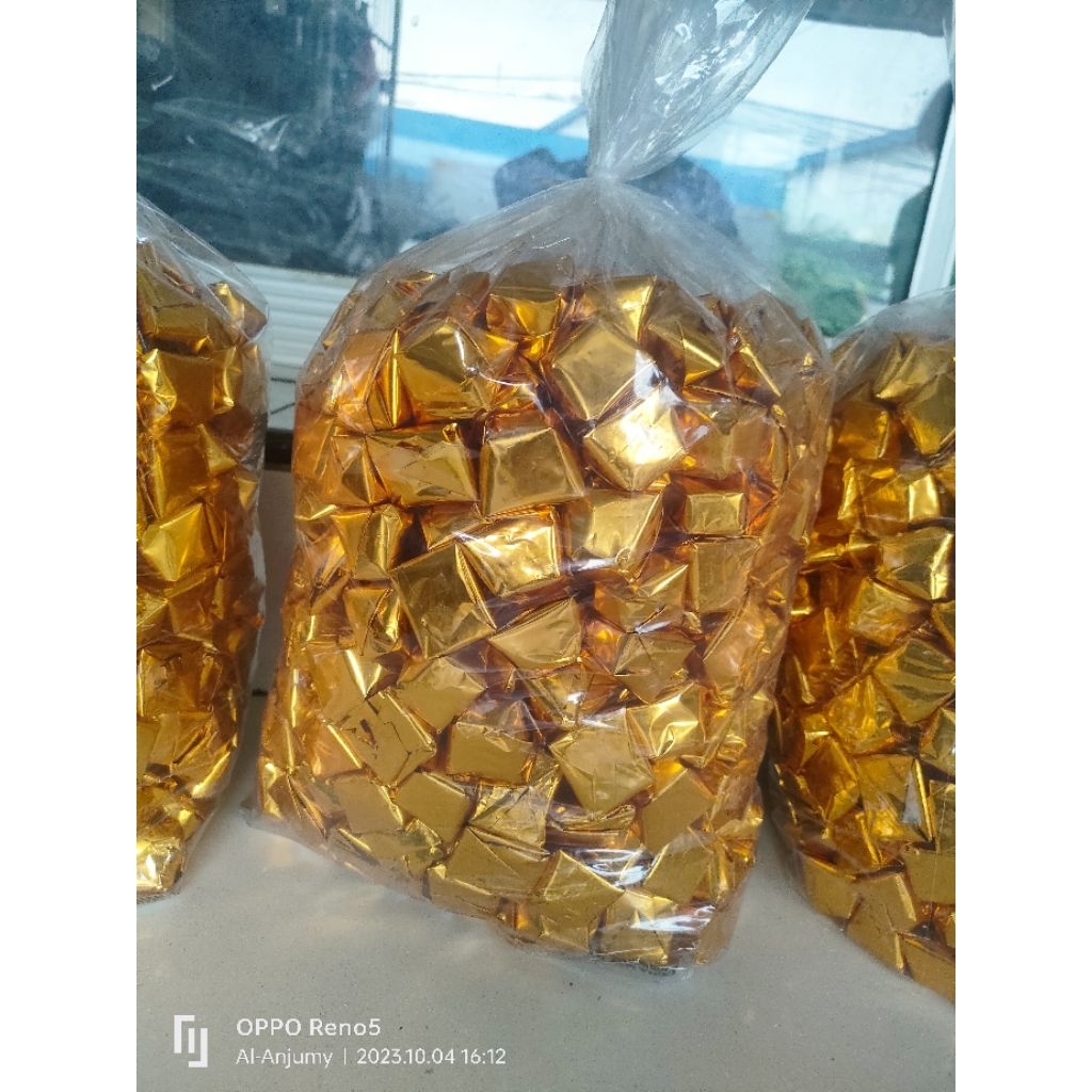 

Coklat Gold Pyramida Crispy Campuran Silverqueen dll