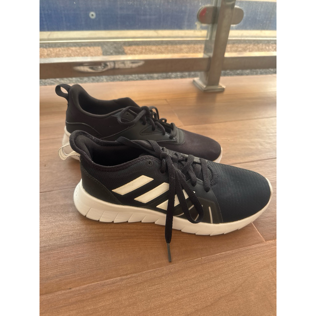 Sepatu sekolah sepatu olahraga reebok ori preloved