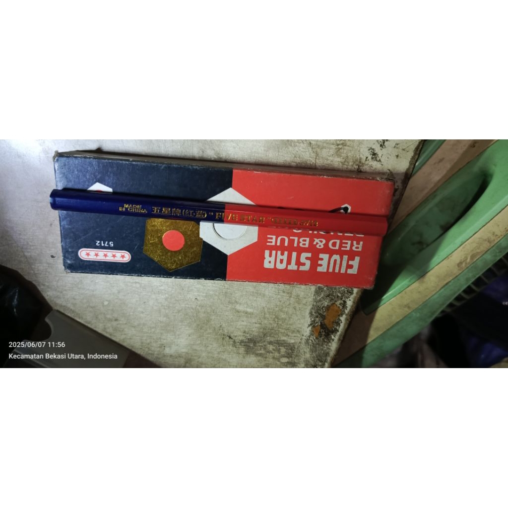 

Pensil pola merah biru besar pensil pola pensil bahan