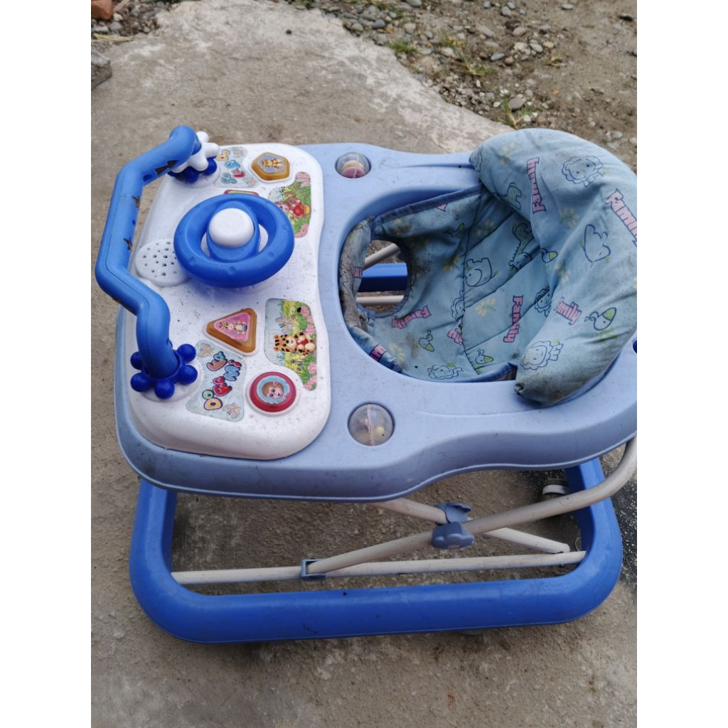 dijual baby Walker bekas merk family