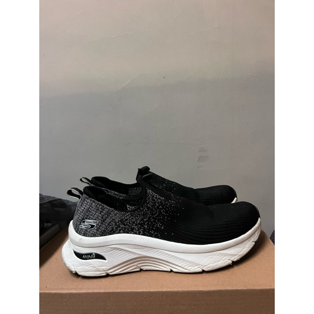 PRELOVED SKECHERS SEPATU WANITA