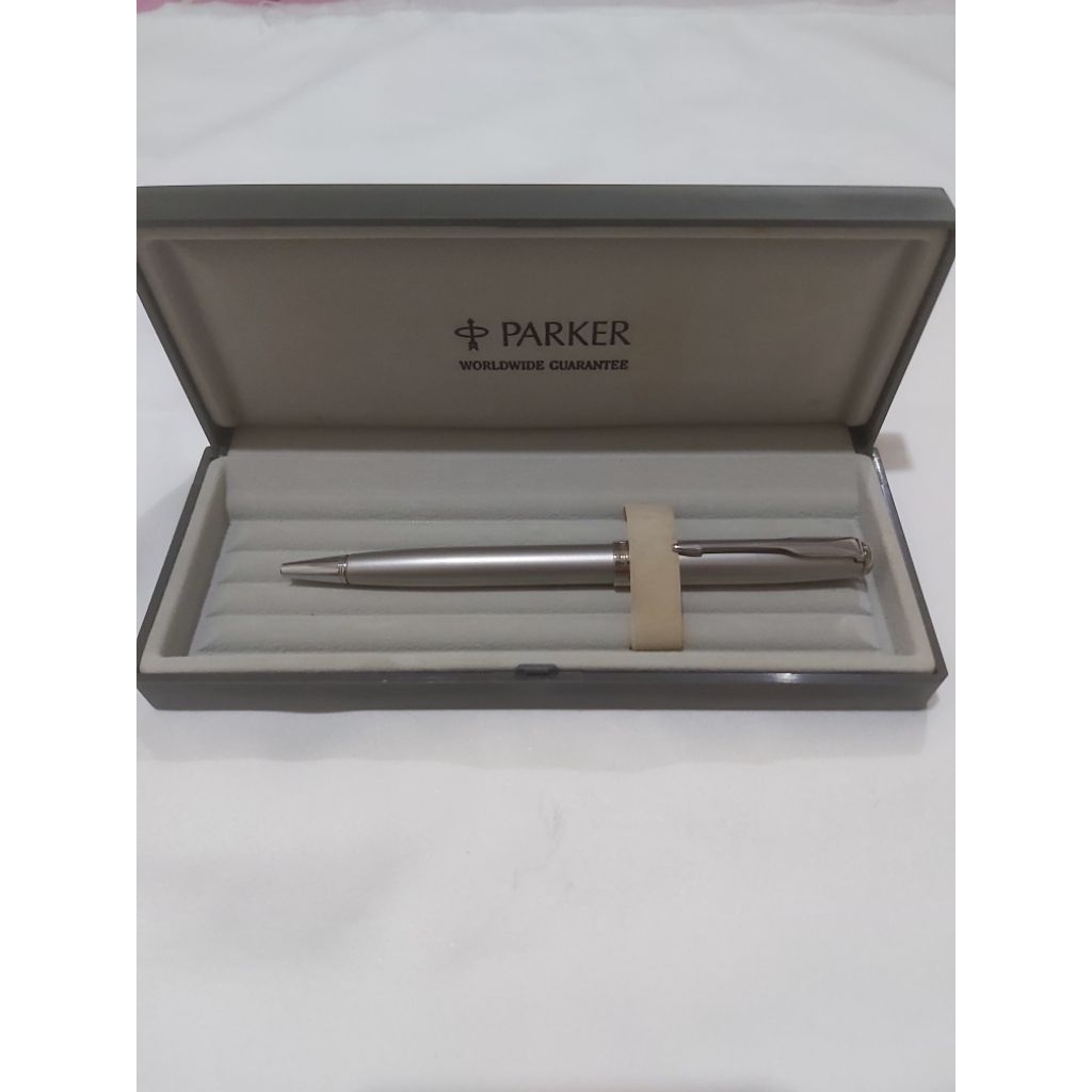 

Preloved Ballpoint Parker Sonnet Stainless Steel Chrome,Trim Ballpoint