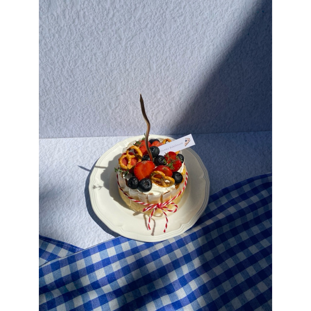 

Basque Burnt cheese cake | Cake ulang tahun | Kue ulang tahun | Hampers wisuda | Hampers Natal