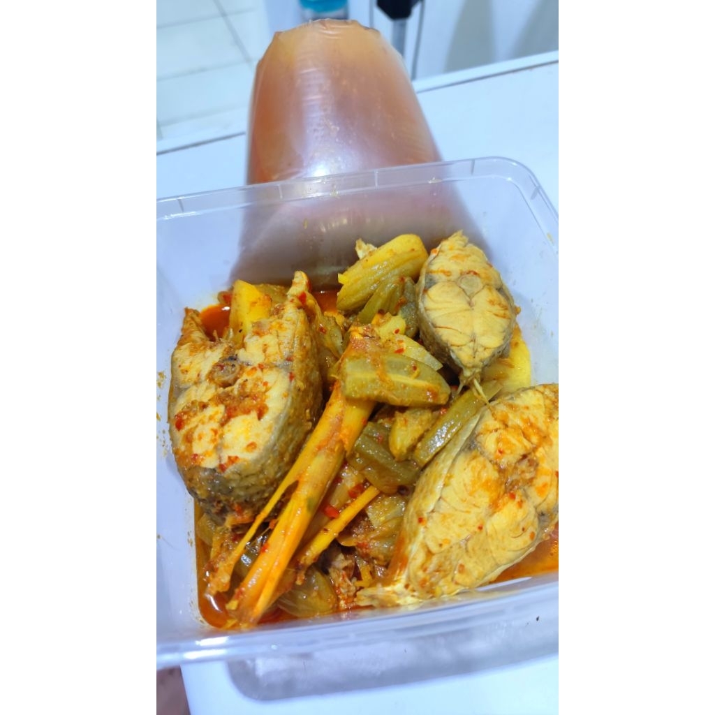 

Ikan asem pedas / Son lat mix belilmbing wuluh masakan khas kalimantan