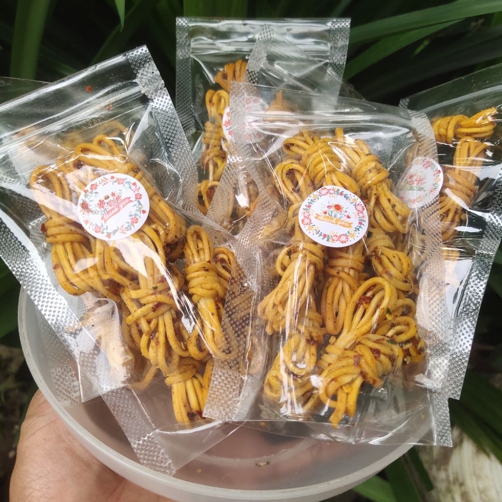 

mie goreng gulung mie kuncir kriuk pedas manis asin pedas daun jeruk 100gr