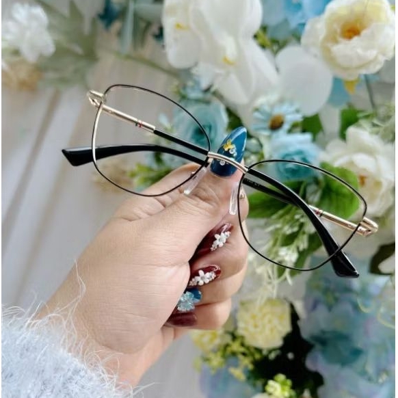 Dari makassar, kacamata muddani wanita