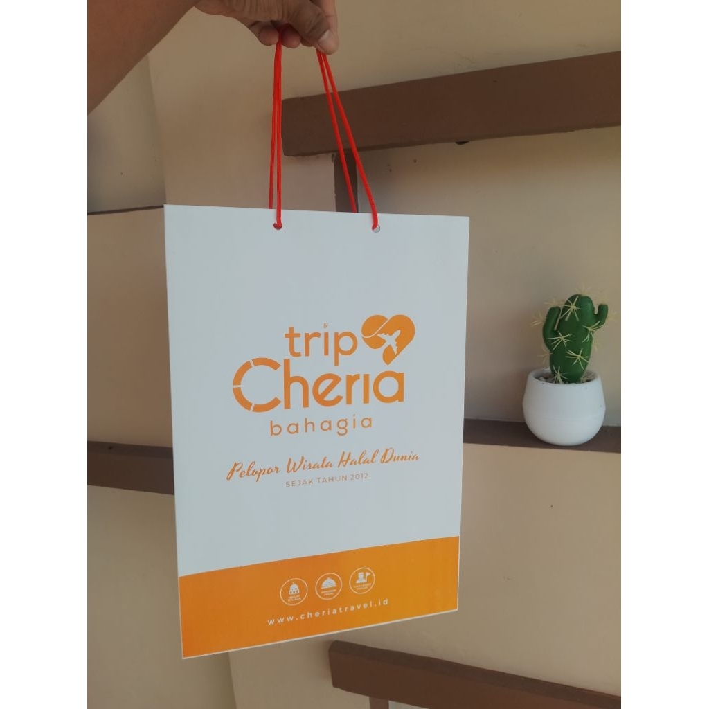 

paperbag custom ivory glosy, size 25*10*35 ,30*8*40kuat,tapi, dan keren