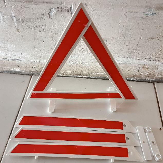 SEGITIGA PENGAMAN MOBIL MERAH PUTIH 1 SET (2PCS)