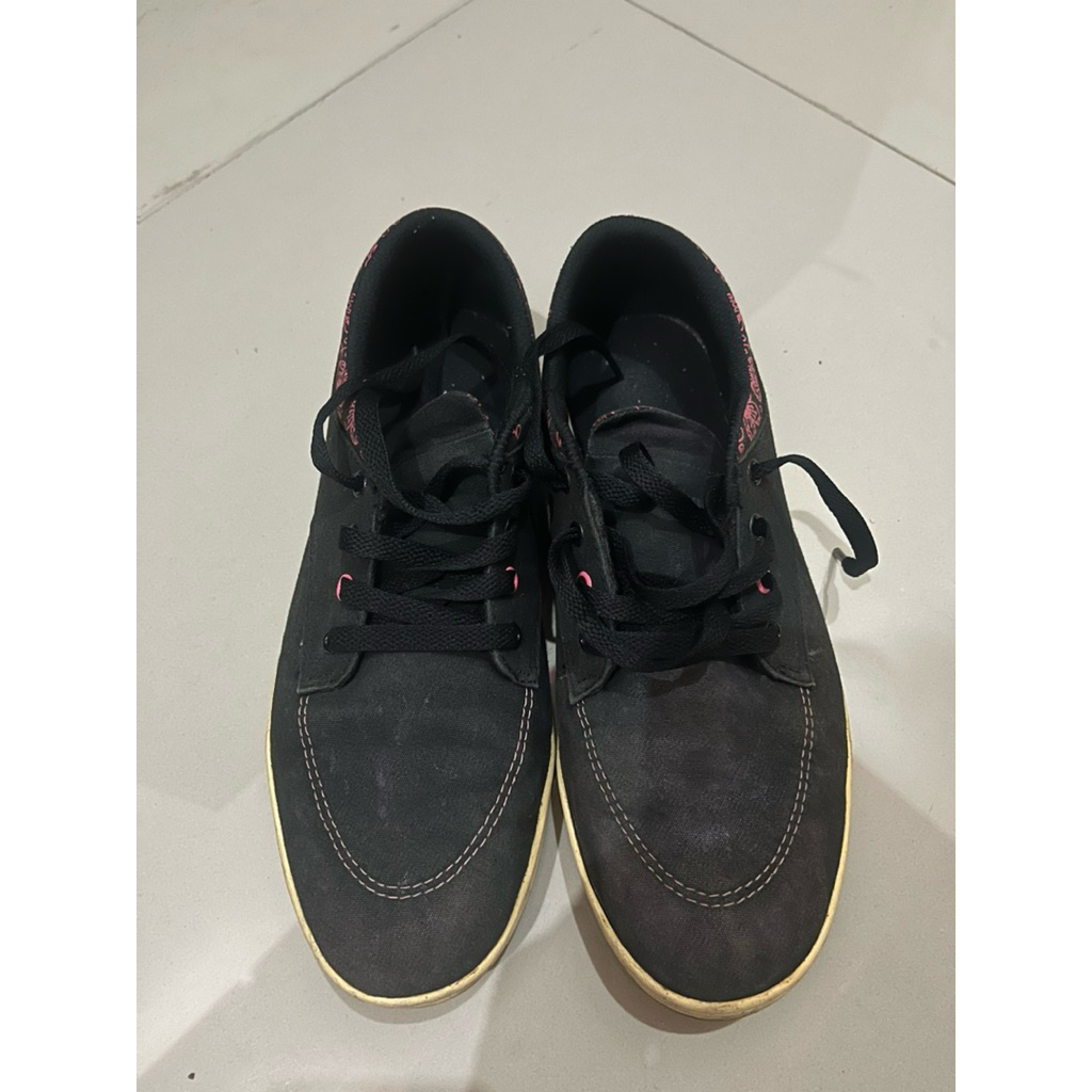 PRELOVED SEPATU HITAM PUTIH TOMKINS KAIN - SIZE 40