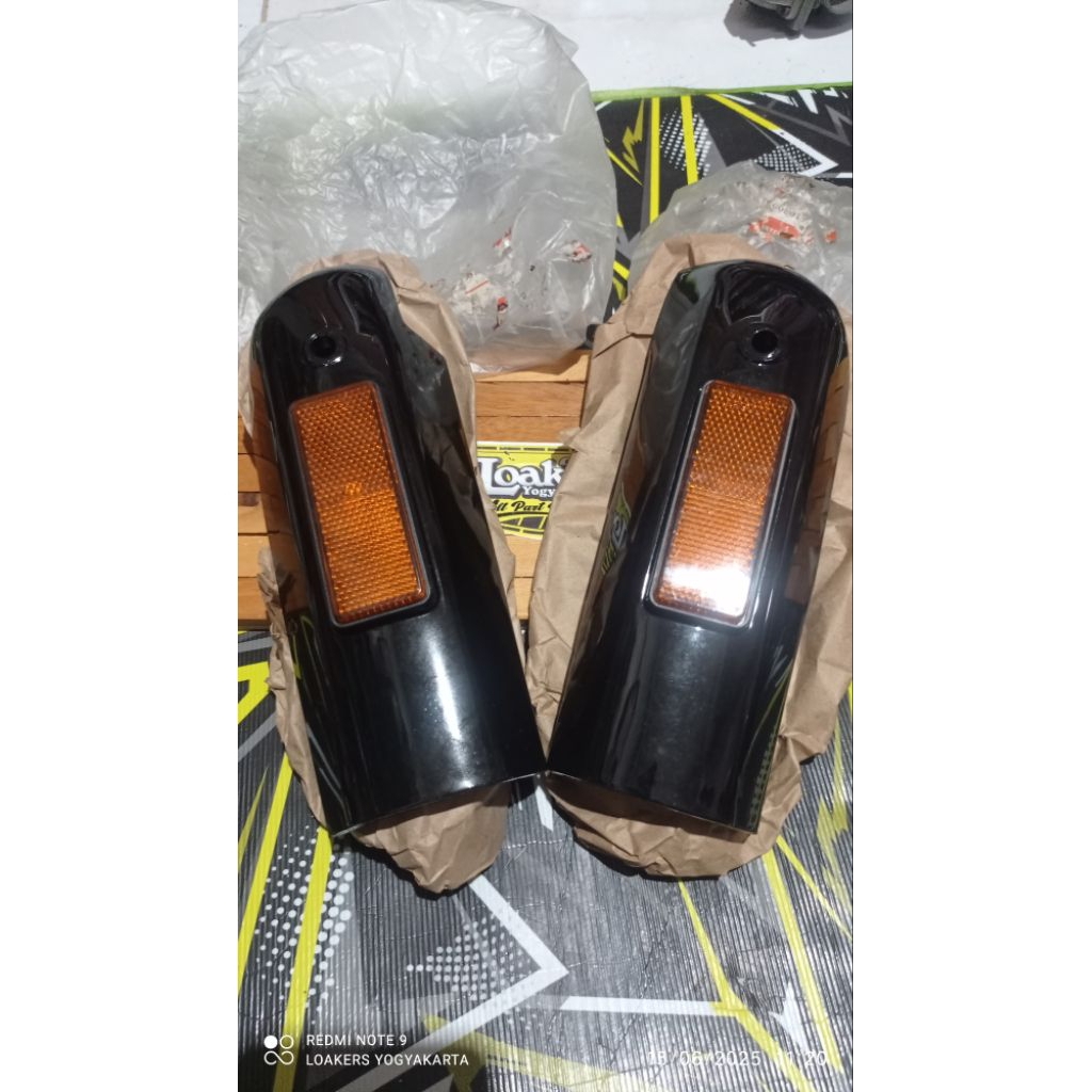 Cover shock depan suzuki crystal assy nos original