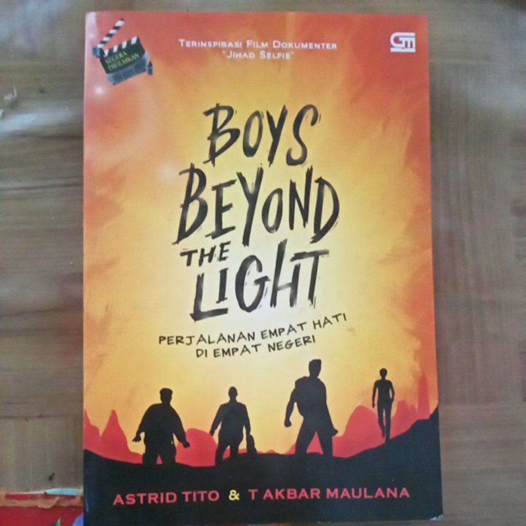 

BOYS BEYOND THE LIGHT perjalanan empat hati di empat negeri